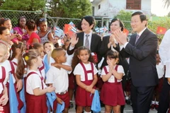 Chủ tịch nước Trương Tấn Sang đến thăm Trường tiểu học mang tên Bác Hồ. (Ảnh: Nguyễn Khang/TTXVN)
