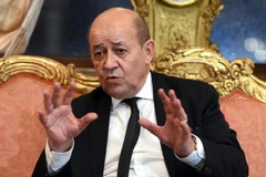 Bộ trưởng Quốc phòng Pháp Jean-Yves Le Drian phát biểu trong cuộc họp báo tại Đại sứ quán Pháp ở Moskva, Nga ngày 21/12. (Ảnh: AFP/TTXVN)