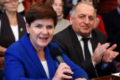 Tân Thủ tướng Ba Lan, bà Beata Szydlo (trái) tại một chiến dịch vận động bầu cử ở thủ đô Warsaw ngày 17/10. (AFP/TTXVN)