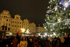 Quảng trường Staromestske chật cứng khách du lịch dịp năm mới. (Ảnh: Quang Vinh/Vietnam+) 