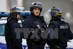 Cảnh sát Pháp trong một chiến dịch truy quét khủng bố. (Nguồn: THX/TTXVN)