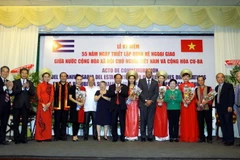 Các đại biểu chụp ảnh chung tại lễ kỷ niệm. (Ảnh: Thanh Vũ/TTXVN)