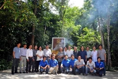 Đoàn đại biểu TTXVN dâng hương tại Bia kỷ niệm Thông tấn xã Giải phóng. (Ảnh: An Hiếu/TTXVN)