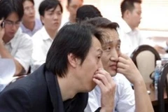 Nhiều nhà đầu tư vẫn có thói quen rỉ tai nhau những nguồn thông tin không chính thức.