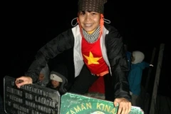 Lan Anh với màu cờ sắc áo Việt Nam chinh phục đỉnh Kinabalu-Malaysia cao 4.095 m vào rạng sáng 13/8/2009 (Ảnh: Nhân vật cung cấp)