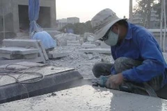 Làng Xuân Vũ giàu lên nhờ đá mỹ nghệ. Trong khi làng Tân Dưỡng I, Tân Dưỡng II qua bao năm cuộc sống vẫn vậy. (Ảnh: Mạnh Hùng/Vietnam+)