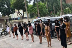 Các đối tượng tụ tập sử dụng ma túy tại quán karaoke Đồng Hới. (Nguồn: ncov.moh.gov.vn)