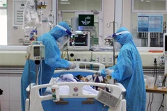 Tích cực điều trị cho các ca bệnh COVID-19 nặng tại Bệnh viện Bệnh Nhiệt đới Trung ương cơ sở 2 (Đông Anh, Hà Nội). (Ảnh: Hồng Hà/TTXVN phát)