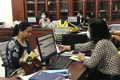 Người dân đến giao dịch tại trung tâm phục vụ hành chính công tỉnh Hải Dương. (Ảnh: Mạnh Minh/TTXVN)