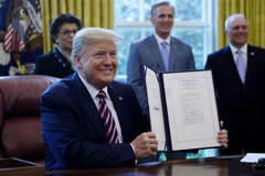 Tổng thống Mỹ ký thông qua dự luật hỗ trợ doanh nghiệp nhỏ và các bệnh viện tại Washington, DC. (Ảnh: AFP/TTXVN)