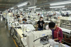 Dây chuyền sản xuất hàng may mặc Việt Nam tại khu công nghiệp Bá Thiện 2, huyện Bình Xuyên, tỉnh Vĩnh Phúc. (Ảnh: Hoàng Hùng/TTXVN)