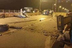 Xe bán tải đâm vào dải phân cách trên cầu Vĩnh Tuy, 1 người tử vong