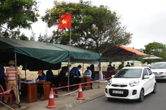 Các đoàn viên thanh niên tham gia hỗ trợ các lực lượng chức năg tại chốt kiểm soát trên tuyến đường ven biển tỉnh Quảng Nam tiếp giáp với thành phố Đà Nẵng. (Ảnh: Trịnh Bang Nhiệm/TTXVN)