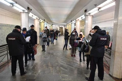 Cảnh sát Nga kiểm tra giấy thông hành của người dân tại nhà ga tàu điện Sokolniki ở thủ đô Moskva trong thời gian lệnh hạn chế đi lại được áp đặt. (Ảnh: THX/TTXVN)