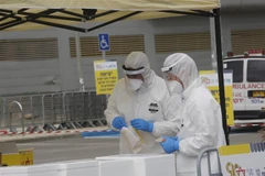 Nhân viên y tế tại điểm lấy mẫu xét nghiệm COVID-19 của Cơ quan dịch vụ khẩn cấp quốc gia ở thành phố Bnei Brak, Israel. (Ảnh: THX/TTXVN)