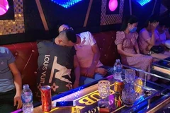 Các đối tượng sử dụng chất ma túy tại quán karaoke Ruby. (Ảnh Trần Tĩnh/TTXVN)