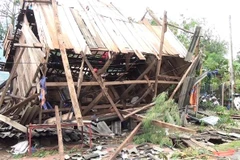 Mưa giông làm sập đổ nhà của người dân ở xã Mường Giôn, huyện Quỳnh Nhai, tỉnh Sơn La. (Ảnh: Nguyễn Cường/TTXVN)