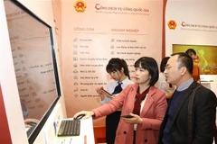 Thực hiện chữ ký số trên Cổng Dịch vụ công Quốc gia. (Ảnh: TTXVN)