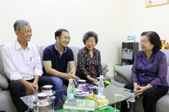 Bà Trương Mỹ Hoa, nguyên Phó Chủ tịch nước, bà Trương Mỹ Lệ (bí danh Tư Liêm) và ông Hoàng Đôn Nhật Tân (tức Sáu Triều, nguyên Tổng biên tập Báo Tuổi Trẻ - bên phải) trao đổi với phóng viên TTXVN. (Ảnh: Thanh Vũ/TTXVN)