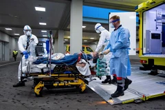 Chuyển bệnh nhân nhiễm COVID-19 tới bệnh viện ở Ulm, Đức. (Ảnh: AFP/TTXVN)