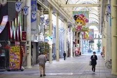 Nhiều cửa hàng phải đóng cửa do dịch COVID-19 tại khu phố thương mại ở Gifu, Nhật Bản. (Ảnh: Kyodo/TTXVN)