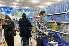 Người dân đeo khẩu trang phòng lây nhiễm COVID-19 tại một siêu thị ở Tripoli, Libya. (Ảnh: AFP/TTXVN)