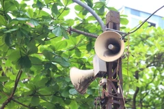 Một cụm loa trên phố Hàng Gà, phường Hàng Bồ hàng ngày đưa thông tin về phòng, chống dịch COVID-19 lan tỏa đến từng ngõ xóm, len lỏi tới mỗi gia đình. (Ảnh: Anh Tuấn/TTXVN)