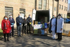 Trao quà cho Trung tâm Y tế Nam - Pest, nơi Chính phủ Hungary giao nhiệm vụ chữa trị cho các bệnh nhân nhiễm COVID-19. (Ảnh: Nguyễn Hoàng Linh/Vietnam+)