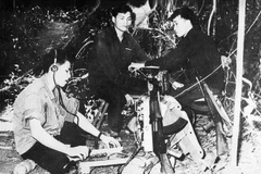 Tổ điện báo Thông tấn xã Giải phóng điện tin từ mặt trận về căn cứ. (Ảnh: TTXVN)