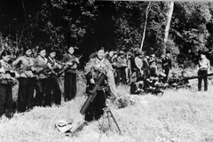 Nữ chiến sỹ pháo binh Quân giải phóng Trảng Bàng (Tây Ninh) luyện tập, nâng cao kỹ thuật chiến đấu. (Ảnh: Nguyễn Toàn Phong/TTXVN)