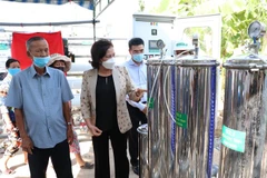 Chủ tịch Quốc hội Nguyễn Thị Kim Ngân tham quan hệ thống lọc nước. (Ảnh: Huỳnh Phúc Hậu/TTXVN)