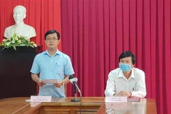 Trưởng Ban Tuyên giáo Tỉnh ủy Bình Phước Hà Anh Dũng công bố quyết định kỷ luật đối với ông Thanh. (Ảnh: Đậu Tất Thành/TTXVN)