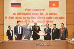 Chủ tịch Nhóm Nghị sỹ hữu nghị Việt Nam-Liên Bang Nga Phan Xuân Dũng trao quà vật tư y tế. (Nguồn: quochoi.vn)