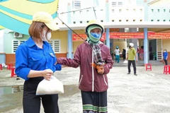Hỗ trợ người gặp hoàn cảnh khó khăn do dịch COVID-19. Ảnh minh họa. (Ảnh: Nguyễn Dũng/TTXVN)