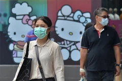 Người dân đeo khẩu trang để phòng tránh lây nhiễm COVID-19 tại Kuala Lumpur, Malaysia. (Ảnh: THX/TTXVN)