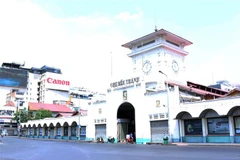 Chợ Bến Thành nổi tiếng vắng vẻ trong ngày đầu tháng 4. (Ảnh: Xuân Khu/TTXVN)