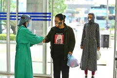 Bệnh nhân, người nhà bệnh nhân và khách được kiểm soát và kiểm tra bằng máy đo thân nhiệt tự động. Ảnh minh họa. (Ảnh: Minh Quyết/TTXVN)