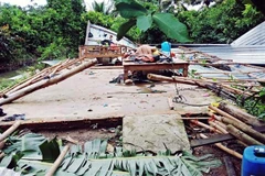 Một căn nhà bị sập hoàn toàn do dông lốc xoáy. Ảnh minh họa. (Ảnh: Trung Hiếu/TTXVN)