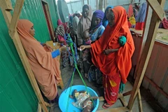 Trẻ em bị suy dinh dưỡng điều trị tại một trung tâm y tế ở ngoại ô Mogadishu, Somalia. (Ảnh: AFP/TTXVN)