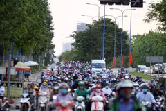 Đường Mai Chí Thọ khá đông phương tiện, từ Quận 2 hướng về Quận 9 để ra cửa ngõ Thành phố. (Ảnh: Tiến Lực/TTXVN)