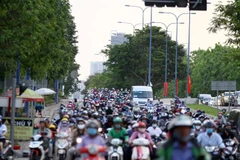 Đường Mai Chí Thọ khá đông phương tiện, từ Quận 2 hướng về Quận 9 để ra cửa ngõ Thành phố. (Ảnh: Tiến Lực/TTXVN)