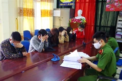 Công an thành phố Hà Giang làm việc với các đối tượng. (Ảnh: TTXVN phát)