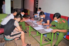 Công an lập biên bản những người sử dụng ma túy. (Ảnh: Công an cung cấp)