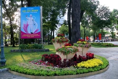 Cờ hoa được trang trí tại ngã tư đường Lê Duẫn-Pasteur, Quận 1. (Ảnh: Thanh Vũ/TTXVN)