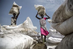 Người dân nhận lương thực cứu trợ tại Jonglei, Nam Sudan. (Ảnh: AFP/TTXVN)