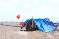 Chốt kiểm dịch số 11 Đồn Biên phòng Cửa khẩu Quốc tế Mộc Bài là một căn lều bạt giữa cánh đồng cạnh đường biên giới. (Ảnh: Xuân Khu/TTXVN)