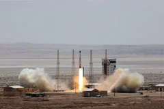 Vụ phóng vệ tinh Simorgh của Iran tại một địa điểm không xác định. (Ảnh: AFP/TTXVN)