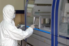 Hệ thống xét nghiệm do Trung tâm Kiểm soát bệnh tật tỉnh Quảng Ninh quản lý và sử dụng. (Ảnh: Văn Đức/TTXVN)