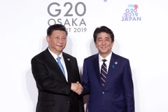 Thủ tướng Nhật Bản Shinzo Abe (phải) và Chủ tịch Trung Quốc Tập Cận Bình tại Hội nghị thượng đỉnh G20 ở Osaka ngày 28/6. (Nguồn: Yonhap/TTXVN)