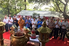 Các đại biểu dâng hương. (Ảnh: Mạnh Tú/TTXVN)